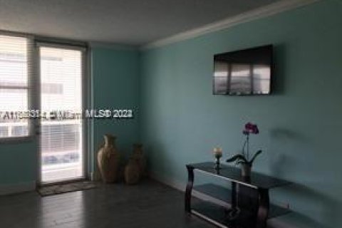 Condo in Hollywood, Florida, 2 bedrooms  № 1332367 - photo 8