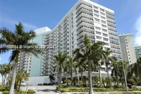 Condo in Hollywood, Florida, 2 bedrooms  № 1332367 - photo 1