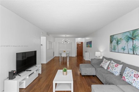 Condo in Hollywood, Florida, 1 bedroom  № 1292642 - photo 10