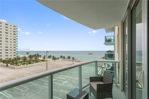 Condo in Hollywood, Florida, 1 bedroom  № 1292642 - photo 15