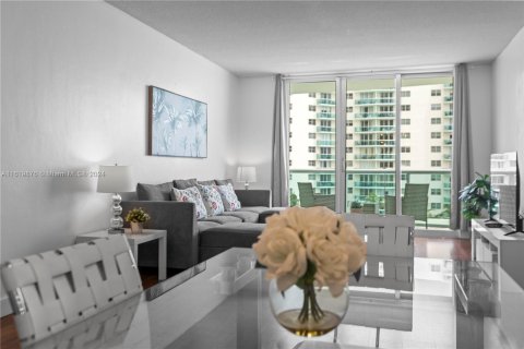 Condominio en venta en Hollywood, Florida, 1 dormitorio, 81.2 m2 № 1292642 - foto 1