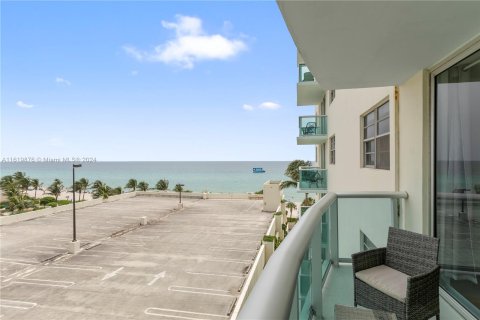 Condo in Hollywood, Florida, 1 bedroom  № 1292642 - photo 13