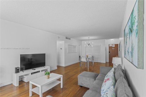 Condo in Hollywood, Florida, 1 bedroom  № 1292642 - photo 11