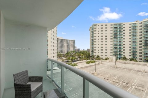 Condo in Hollywood, Florida, 1 bedroom  № 1292642 - photo 20