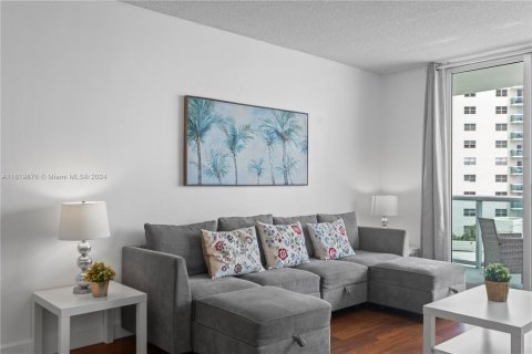 Condo in Hollywood, Florida, 1 bedroom  № 1292642 - photo 27