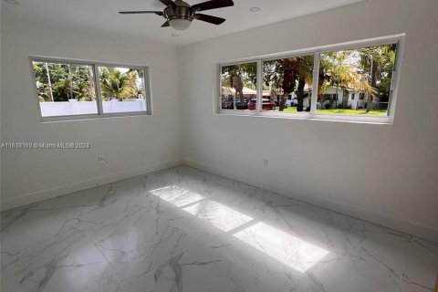 House in North Miami Beach, Florida 3 bedrooms, 165.55 sq.m. № 1239438 - photo 8