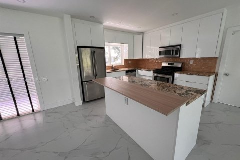 House in North Miami Beach, Florida 3 bedrooms, 165.55 sq.m. № 1239438 - photo 6