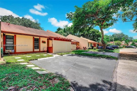 Villa ou maison à vendre à Pembroke Pines, Floride: 2 chambres, 98.48 m2 № 1427283 - photo 2