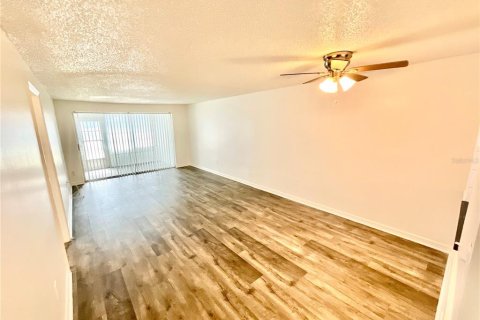 Condo in New Port Richey, Florida, 2 bedrooms  № 1256623 - photo 7