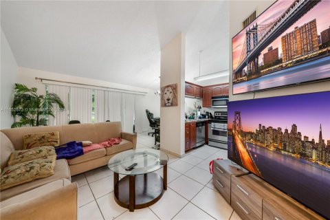 Condo in Miami, Florida, 1 bedroom  № 1345913 - photo 3