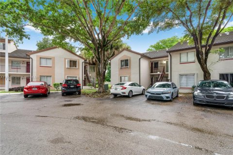 Condo in Miami, Florida, 1 bedroom  № 1345913 - photo 1