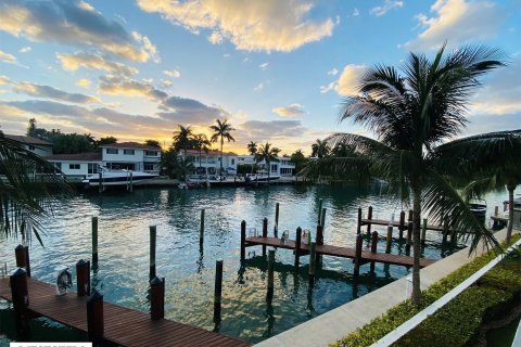 Condo in Bay Harbor Islands, Florida, 3 bedrooms  № 1168740 - photo 12