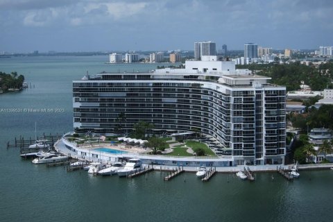 Condo in Miami Beach, Florida, 2 bedrooms  № 538571 - photo 1