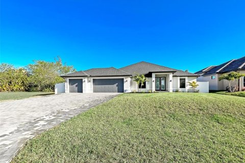 Villa ou maison à vendre à Cape Coral, Floride: 4 chambres, 204.29 m2 № 663548 - photo 1