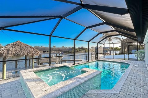 Villa ou maison à vendre à Cape Coral, Floride: 4 chambres, 204.29 m2 № 663548 - photo 2