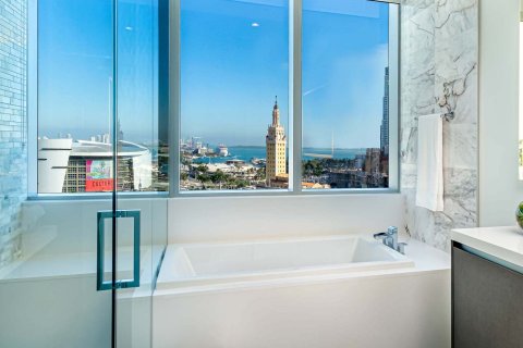 Penthouse in PARAMOUNT WORLD CENTER  in Miami, Florida 5 bedrooms, 575 sq.m. № 26579 - photo 2