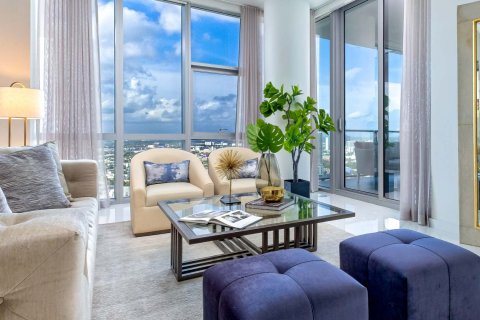 Apartment in PARAMOUNT WORLD CENTER  in Miami, Florida 4 bedrooms, 379 sq.m. № 26576 - photo 3