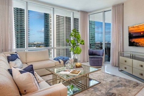 Apartment in PARAMOUNT WORLD CENTER  in Miami, Florida 4 bedrooms, 379 sq.m. № 26576 - photo 1
