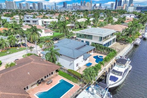 Villa ou maison à vendre à North Miami Beach, Floride: 6 chambres, 354.33 m2 № 1410582 - photo 3