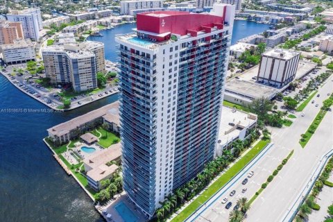 Condo in Hallandale Beach, Florida, 2 bedrooms  № 1239896 - photo 1