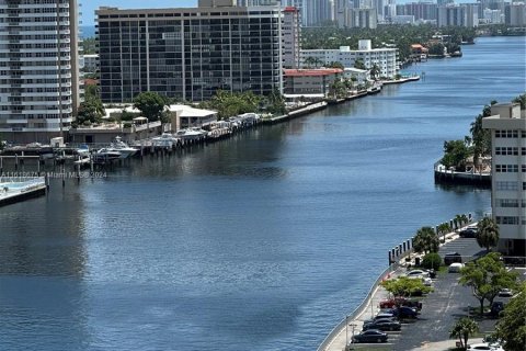 Condo in Hallandale Beach, Florida, 2 bedrooms  № 1239896 - photo 25