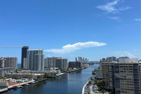 Copropriété à vendre à Hallandale Beach, Floride: 2 chambres, 95.69 m2 № 1239896 - photo 22