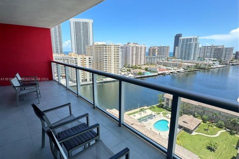 Condominio en venta en Hallandale Beach, Florida, 2 dormitorios, 95.69 m2 № 1239896 - foto 21