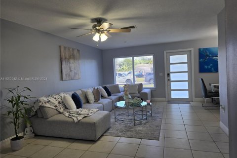 House in Sunrise, Florida 4 bedrooms, 146.04 sq.m. № 1095414 - photo 4