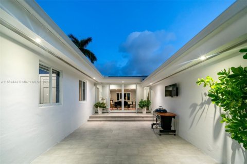 Casa en venta en Coral Gables, Florida, 3 dormitorios, 155.24 m2 № 1352252 - foto 9