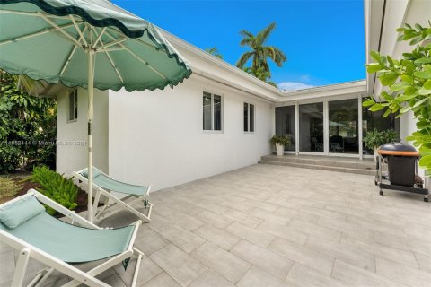 House in Coral Gables, Florida 3 bedrooms, 155.24 sq.m. № 1352252 - photo 10