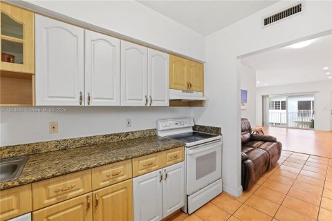 Condo in Bay Harbor Islands, Florida, 2 bedrooms  № 956350 - photo 17