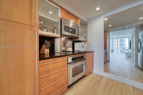 Condo in Miami Beach, Florida, 1 bedroom  № 1305033 - photo 12