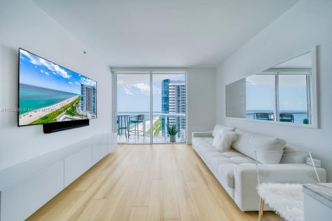 Condo in Miami Beach, Florida, 1 bedroom  № 1305033 - photo 1