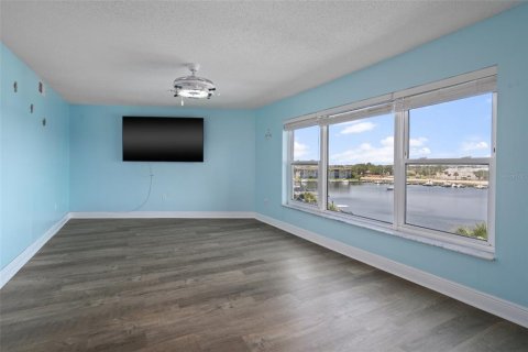 Condominio en venta en New Port Richey, Florida, 1 dormitorio, 63.92 m2 № 1210946 - foto 11