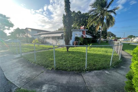 Villa ou maison à vendre à Hialeah, Floride: 3 chambres, 193.7 m2 № 747801 - photo 17