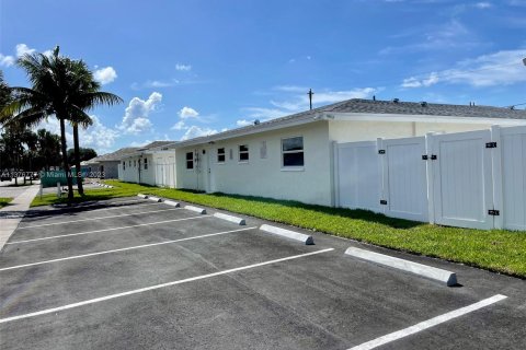 Commercial property in Lauderhill, Florida 334.45 sq.m. № 862049 - photo 2