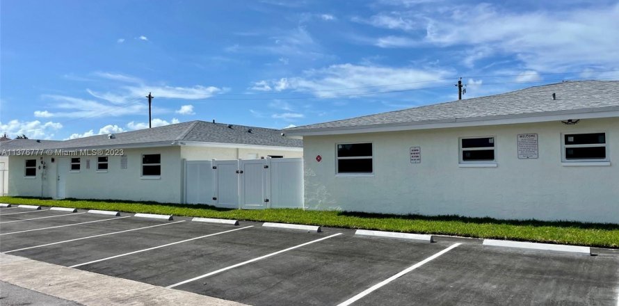 Commercial property in Lauderhill, Florida 334.45 sq.m. № 862049