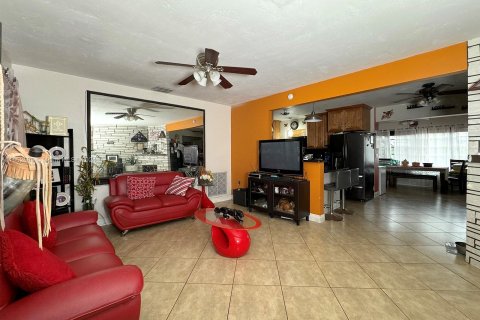 House in Pembroke Pines, Florida 3 bedrooms, 162.21 sq.m. № 1345916 - photo 2