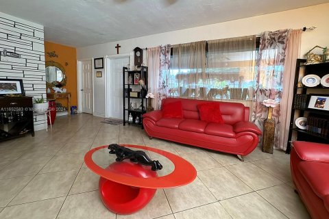 House in Pembroke Pines, Florida 3 bedrooms, 162.21 sq.m. № 1345916 - photo 3