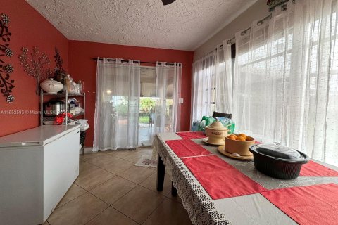 House in Pembroke Pines, Florida 3 bedrooms, 162.21 sq.m. № 1345916 - photo 12