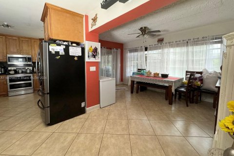 House in Pembroke Pines, Florida 3 bedrooms, 162.21 sq.m. № 1345916 - photo 4