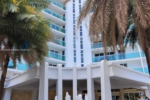 Condominio en venta en Sunny Isles Beach, Florida, 2 dormitorios, 141.3 m2 № 1007286 - foto 19