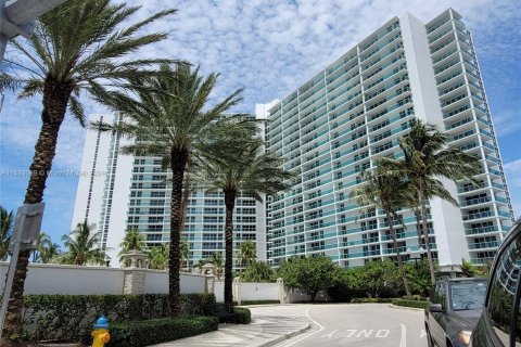 Condo in Sunny Isles Beach, Florida, 2 bedrooms  № 1007286 - photo 1