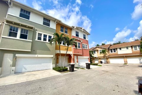 Townhouse in West Palm Beach, Florida 2 bedrooms, 123.19 sq.m. № 1174831 - photo 1