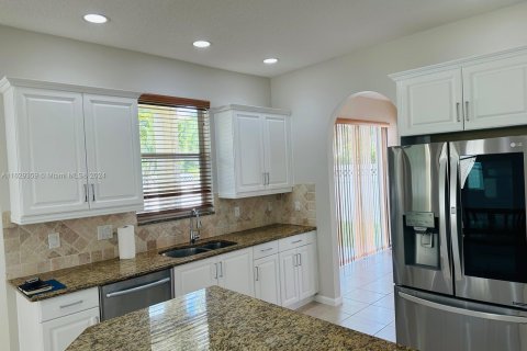 House in Royal Palm Beach, Florida 5 bedrooms, 324.79 sq.m. № 1290688 - photo 12