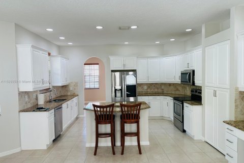 House in Royal Palm Beach, Florida 5 bedrooms, 324.79 sq.m. № 1290688 - photo 13