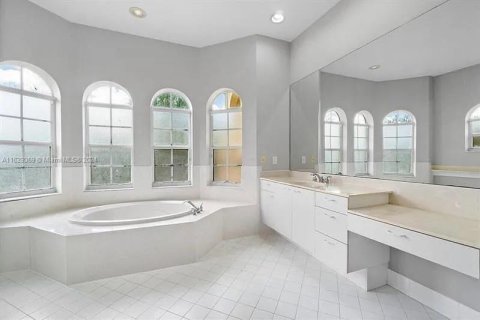 House in Royal Palm Beach, Florida 5 bedrooms, 324.79 sq.m. № 1290688 - photo 28