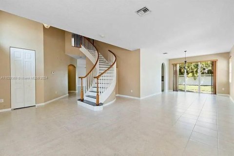 House in Royal Palm Beach, Florida 5 bedrooms, 324.79 sq.m. № 1290688 - photo 8