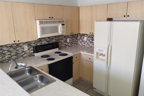 Townhouse in Doral, Florida 3 bedrooms, 112.41 sq.m. № 1292062 - photo 11