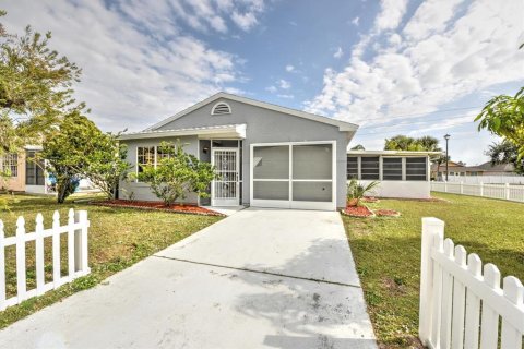 House in Port Charlotte, Florida 3 bedrooms, 96.99 sq.m. № 941320 - photo 1